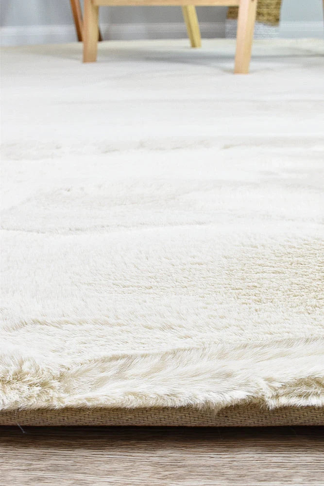 Pony SOFT TO TOUCH CREME FLOOR RUG