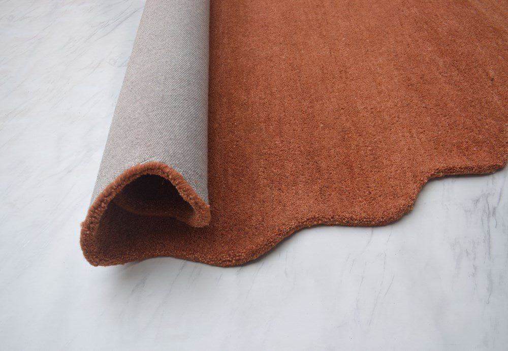 SCALLOPED RUST HAND TUFTED FLOOR RUG