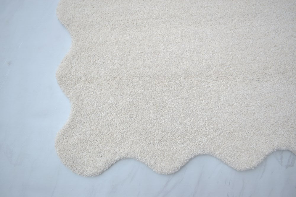 SCALLOPED WHITE HAND TUFTED FLOOR RUG