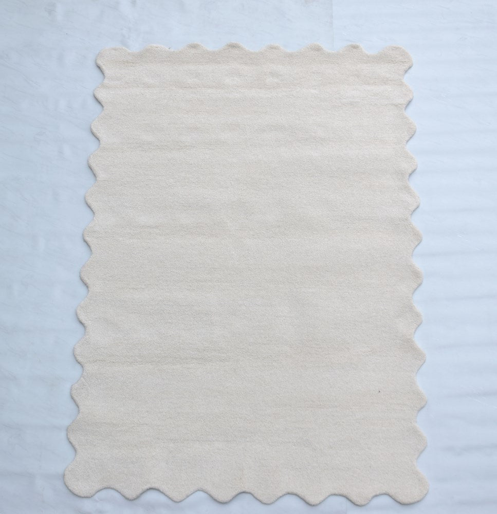 SCALLOPED WHITE HAND TUFTED FLOOR RUG