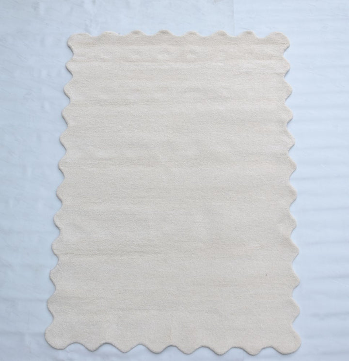 SCALLOPED WHITE HAND TUFTED FLOOR RUG