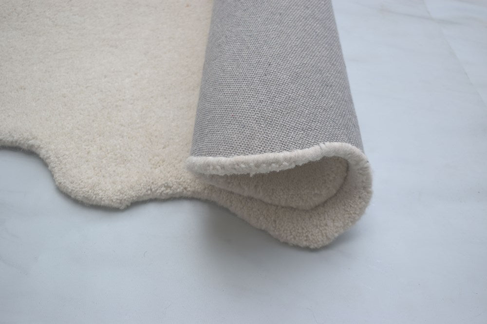 SCALLOPED WHITE HAND TUFTED FLOOR RUG
