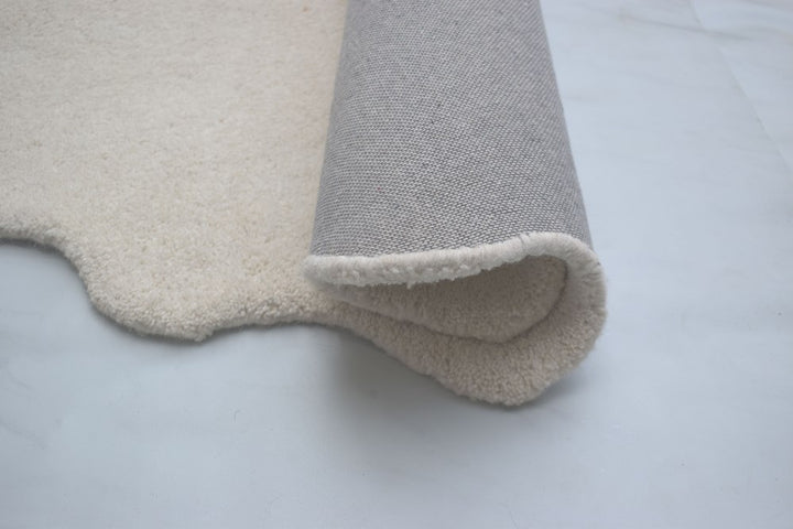 SCALLOPED WHITE HAND TUFTED FLOOR RUG
